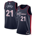 Maillot NBA Philadelphia 76ers Joel Embiid Nike 2023-24 City Edition Navy Swingman - Homme
